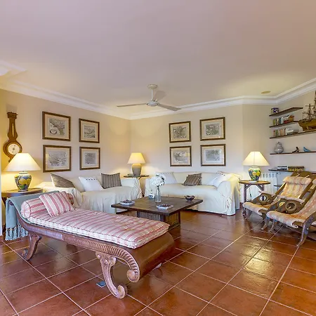 Semesterbostad Town House Bellavista
